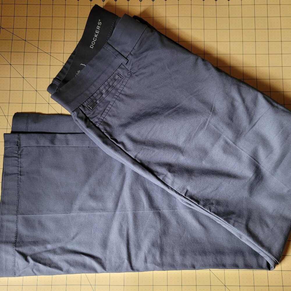 Dockers Gray Flat Front Business Casual Pants Misses Size 12 Short
